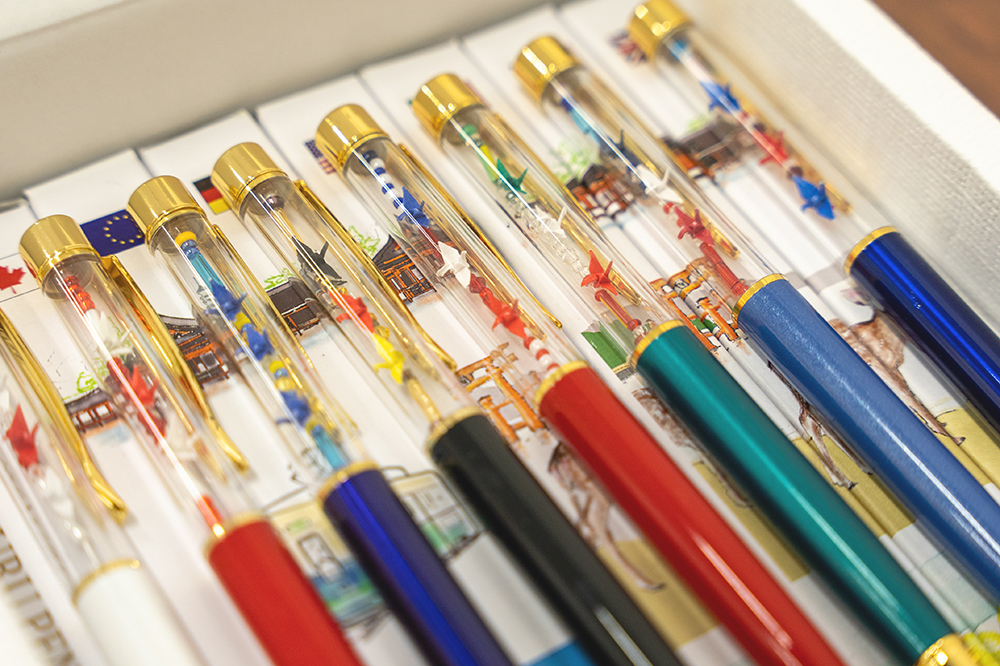 手作りの極小折り鶴にくぎ付け！「おりづるペン」に込められた平和への 